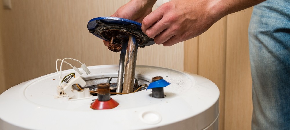 燃气热水器滴水怎么处理？燃气热水器滴水是什么原因，还能继续开吗?