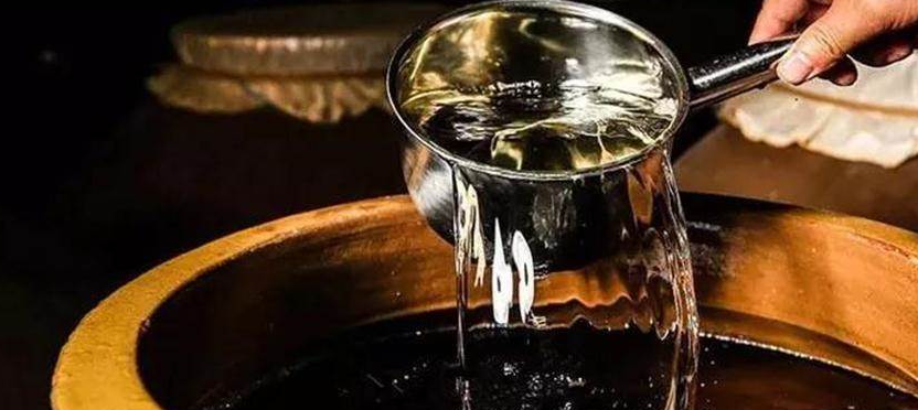 所有白酒里都加香精吗(全面揭秘：白酒里究竟有没有添加香精？)