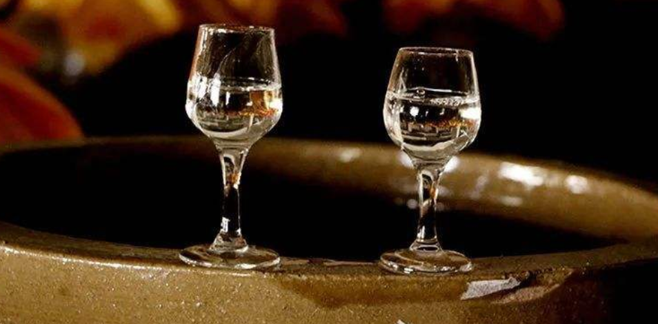 白酒陈化几年好喝(白酒陈化：几年是最佳？)
